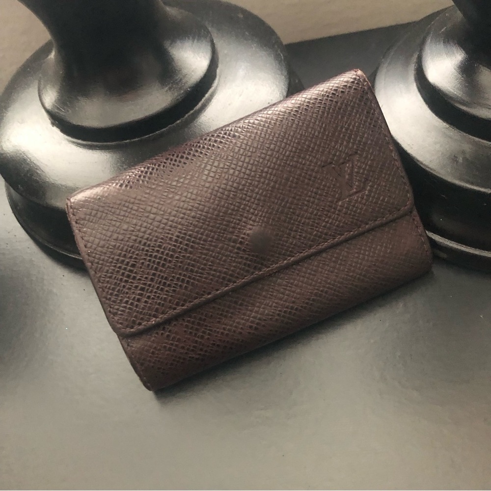 AUTHENTIC Louis Vuitton Taïga 6 key holder